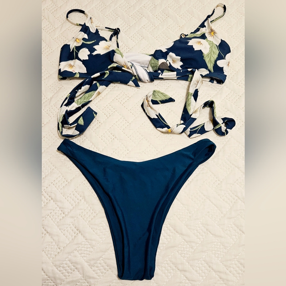 Dream CUPSHE Bikini Set Top & Mid-Rise Bottoms Blue Floral Size M